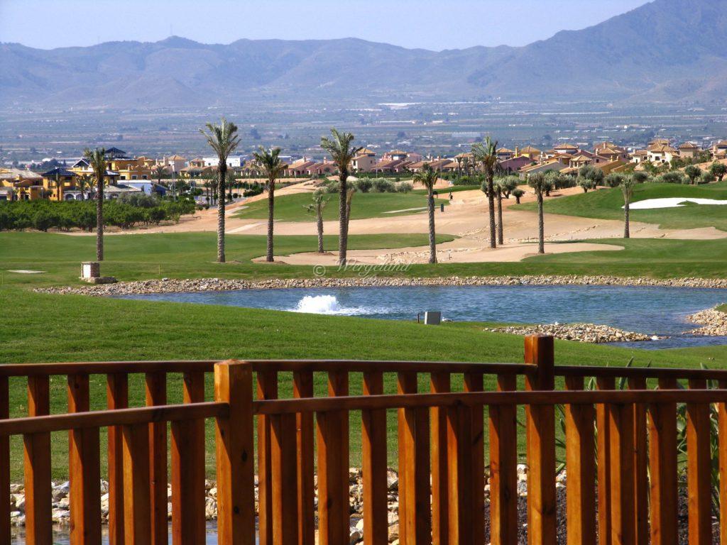 Bro Og Vann Med Fjellene Bak