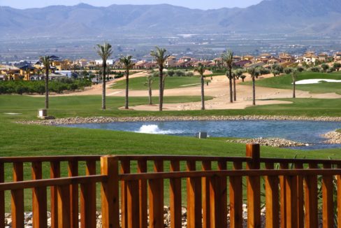 Bro Og Vann Med Fjellene Bak