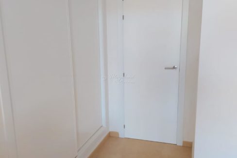 Hvite Garderober Og Dører