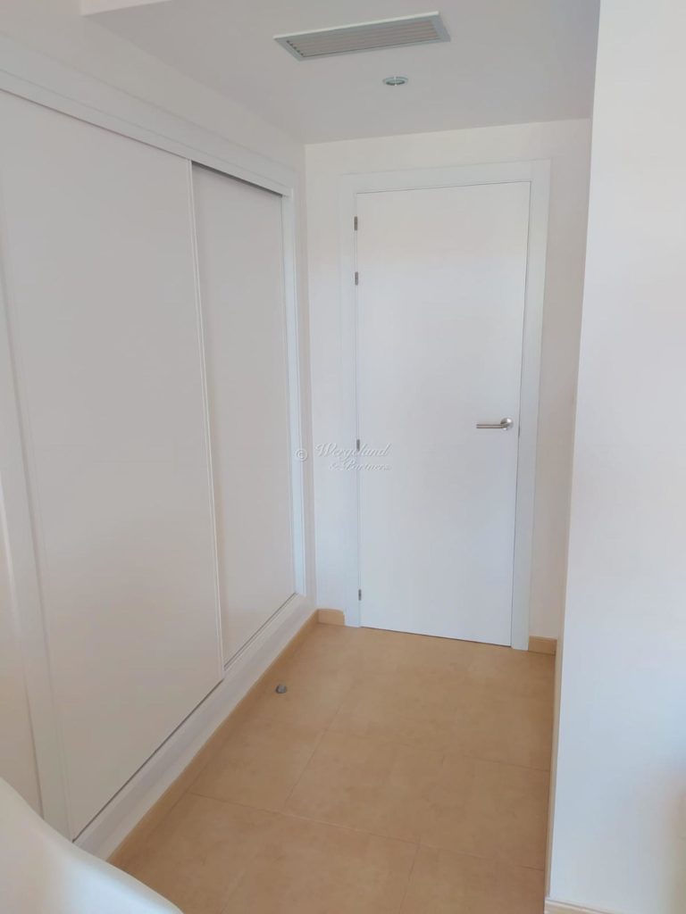 Hvite Garderober Og Dører