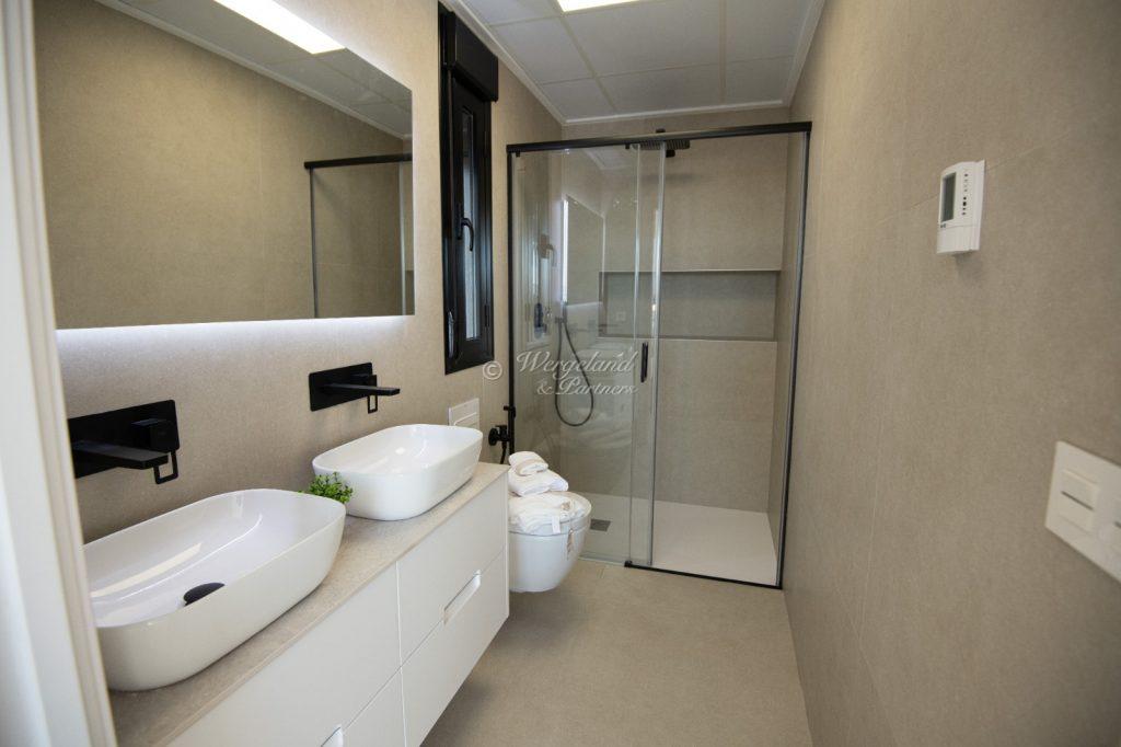 Hovedbad 2 Servant Og Dusjvegg