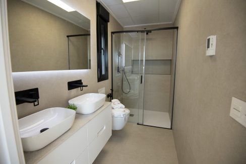 Hovedbad 2 Servant Og Dusjvegg