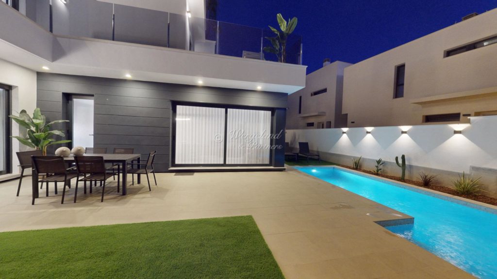 Basseng og Fasade Kveldsbelsyning