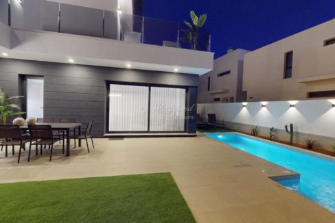 Basseng og Fasade Kveldsbelsyning