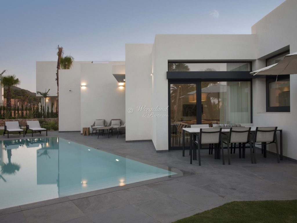 Basseng Omr Kveldsbelsyning 1 Plan Villa