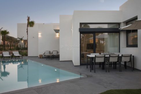 Basseng Omr Kveldsbelsyning 1 Plan Villa