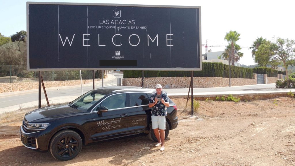 flyfoto Tom Las Acacias sign