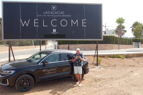 flyfoto Tom Las Acacias sign