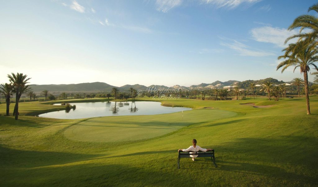 Kvinne på golfbenken