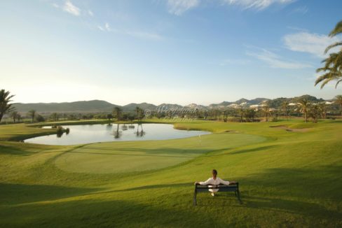 Kvinne på golfbenken