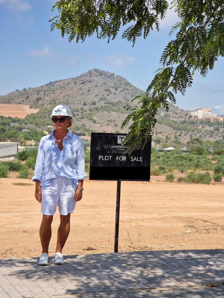 Mona Plot For Sale Stående